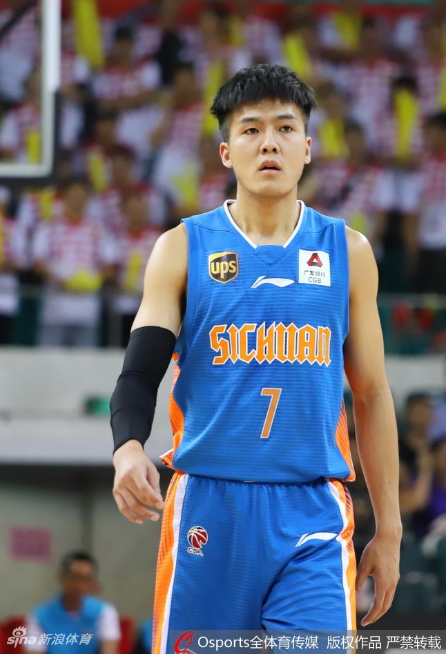 西热力江在三分线外手起刀落，篮球划出完美弧线直钻网心