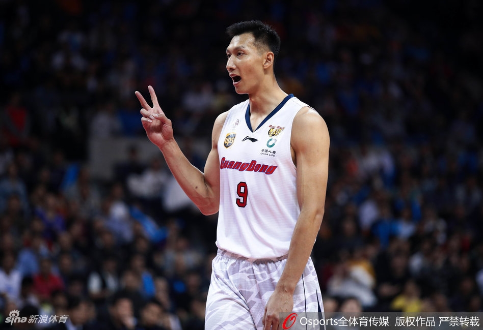 任骏飞在三分线外果断出手,皮球在空中划出一道美丽的弧线直钻网窝,身后的新疆队球迷只能无奈地目睹这一幕。