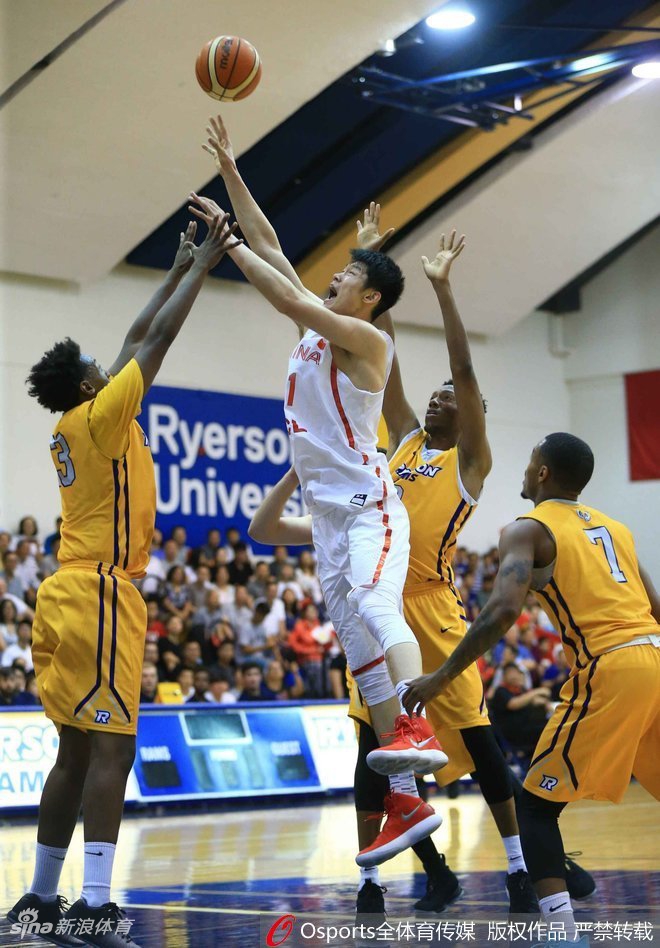 场边的杜锋指导神情严峻，他双手聚拢在嘴边大声向场内呼喊，试图通过战术调整稳住球员们慌乱的情绪。