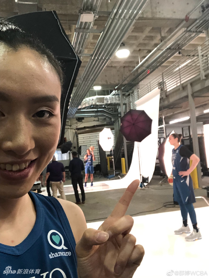 邵婷身披山猫队战袍，面对镜头露出自信而灿烂的招牌笑容，她的眼神坚定明亮，仿佛在向世界宣告她已经准备好迎接WNBA赛场上的一切挑战。