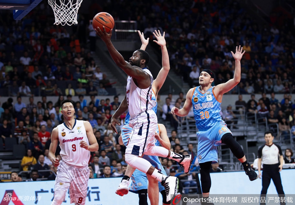 易建联在新疆队内线群中高高跃起,犹如天神下凡一般单手劈扣,篮筐在他面前仿佛都低了一头。