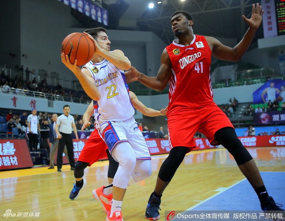 青岛队外援吉布森如闪电般突破上篮，此役他空砍37分，虽然个人能力出众，却难阻球队失利的结局。