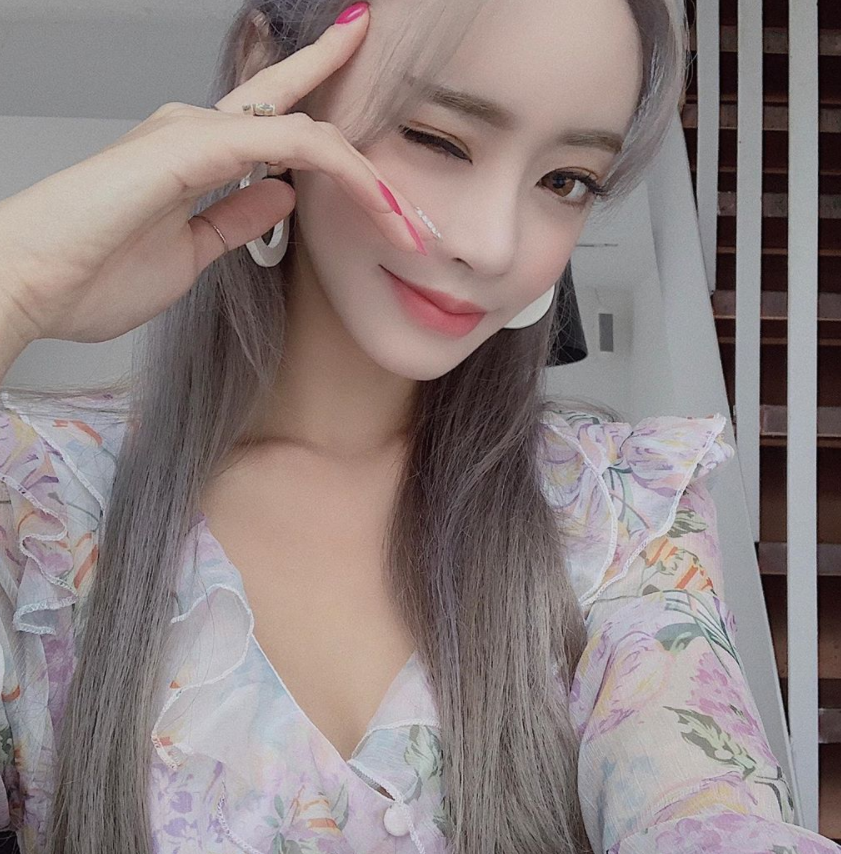 光影交错间，她身穿简约服饰回眸一笑，展现极致的腰臀曲线，既有少女的轻盈又有女性的成熟魅力。