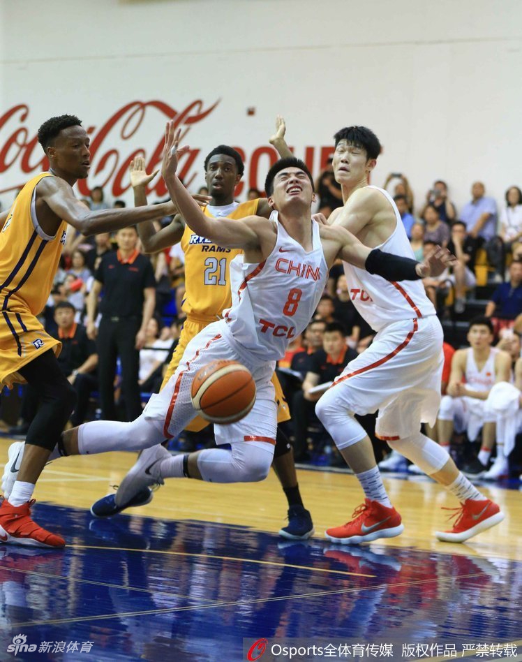 锁定胜局后，中国男篮蓝队的替补席一片欢腾，球员们挥舞着毛巾跃起欢呼，庆祝这场来之不易的险胜。