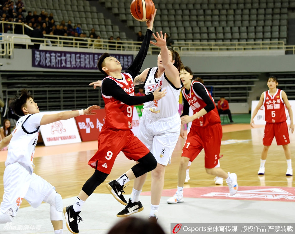河北队核心球员在广东队的严密包夹下强行突破，她身形低伏，篮球在手中灵活运转，眼神中透露出不屈与坚韧，即便面前是铜墙铁壁也毫不退缩