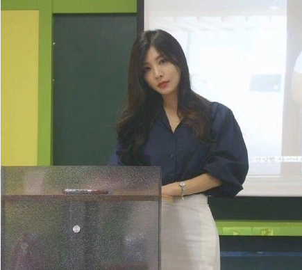 教室里充满了欢快的氛围，同学们看着黑板上的画作，有的捂着嘴笑，有的拿出手机拍照，课堂气氛轻松活泼