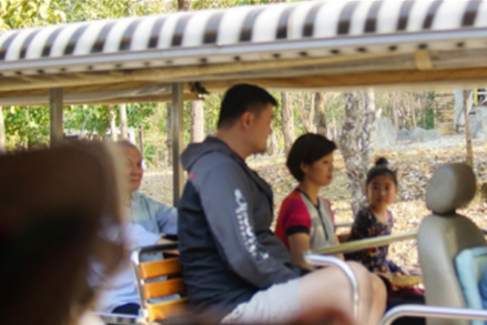 在清迈街头的一处开阔地，姚明一家三口正在前行。姚明背着双肩包走在中间格外显眼，妻子叶莉和女儿姚沁蕾分列两侧，三人的身高形成了一道独特的递减风景线，引得周围路人纷纷回头观望。