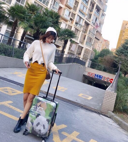 清澈见底的海水中，一位空姐俏皮地撩起水花，湿漉漉的长发贴在肩头，脸上洋溢着孩子般纯真的笑容，与平日在机舱内的端庄形成可爱反差。