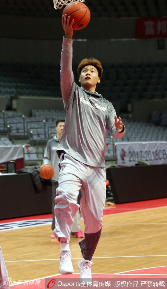 汗水浸湿了赵睿的鬓角,他凝视着篮筐的方向,眼神中透露出与年龄不符的坚定与冷静。