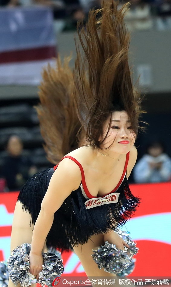 聚光灯下，浙江篮球宝贝们扎着利落的马尾，身着亮黄色表演服，在比赛间隙的场地上摆出充满活力的开场造型，她们的笑容比场馆内的灯光还要灿烂。