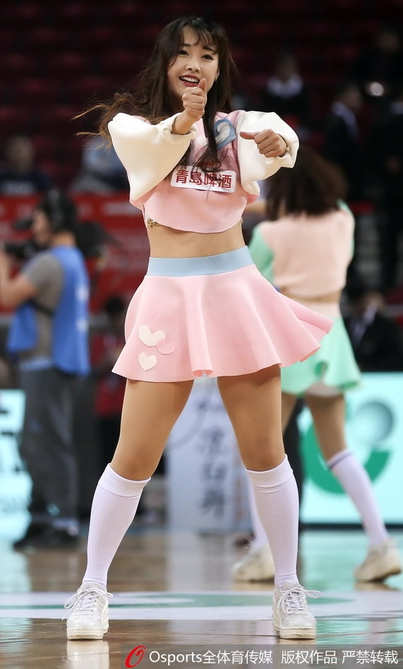 另一组表演瞬间，篮球宝贝们动作整齐划一，手中的花球如同跳跃的火焰，她们用充满力量感的舞步，为看台上的观众带来视觉上的享受，缓解了紧张比赛带来的压力。