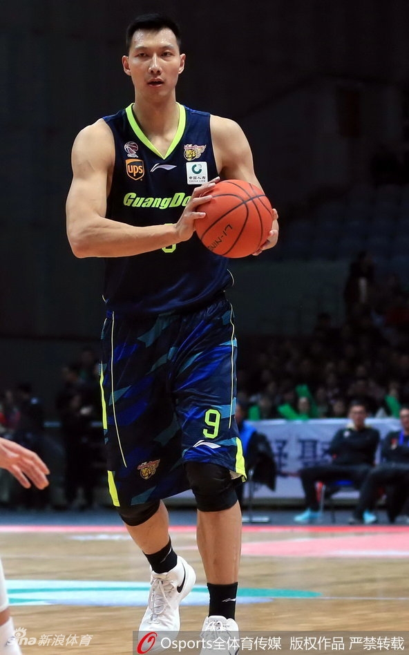 赵睿伤愈复出后持球突破,面对八一队的防守悍将,他眼神坚定,利用节奏变化直杀篮下。