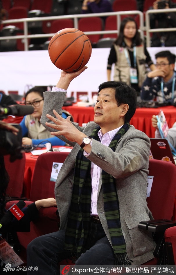 大鹏在场边观战时神情专注，时而与身旁的友人交流对比赛的看法，作为资深球迷的他完全沉浸在全明星的热烈氛围中。