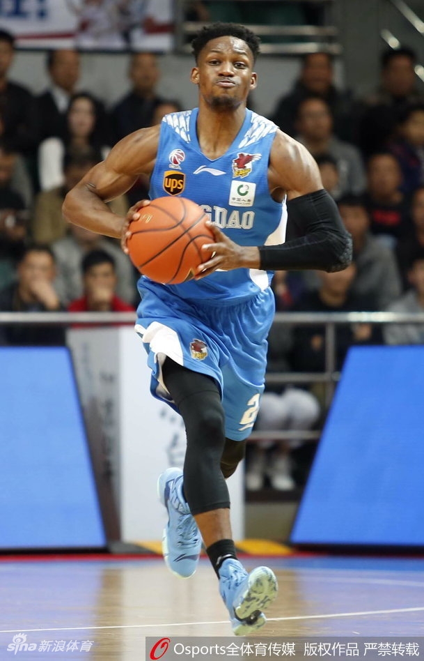 史密斯如蝴蝶穿花般突破重围,在三人包夹之下依然从容将球送入篮筐。