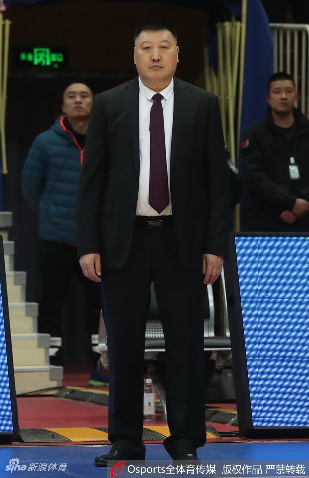 刘炜老骥伏枥，以标志性的急停跳投惩罚对手，用经验与智慧为四川队的胜利保驾护航。