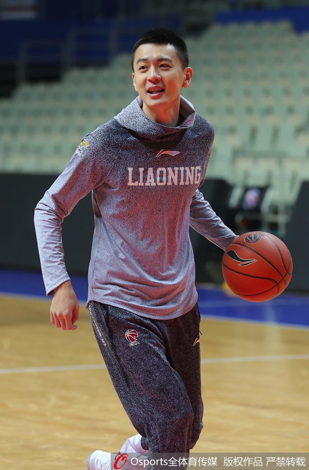 郭艾伦在训练场边露出搞怪表情,调皮地与队友互动,搞怪的表情让人忍俊不禁,显示出球队内部轻松欢乐的融洽关系。