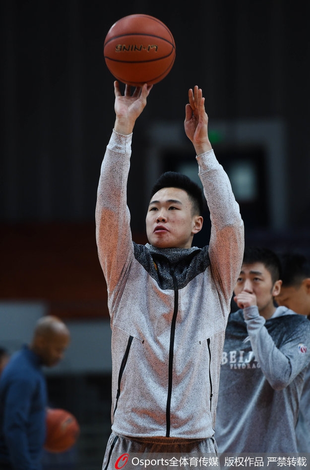 镜头捕捉到马布里在对抗中持球突破的瞬间，他身上的肌肉线条因发力而紧绷，虽然年届不惑，但这具钢铁之躯依然能在电光火石间撕开防线，他用行动告诉队友：只要踏上球场，就没有年龄只有战斗。