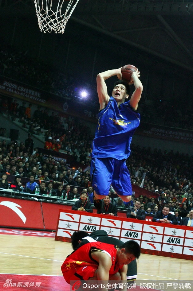 年轻的大郅腾空而起,单手劈扣,身形舒展,眼神坚毅,开启了本土球员征服篮筐的新纪元。