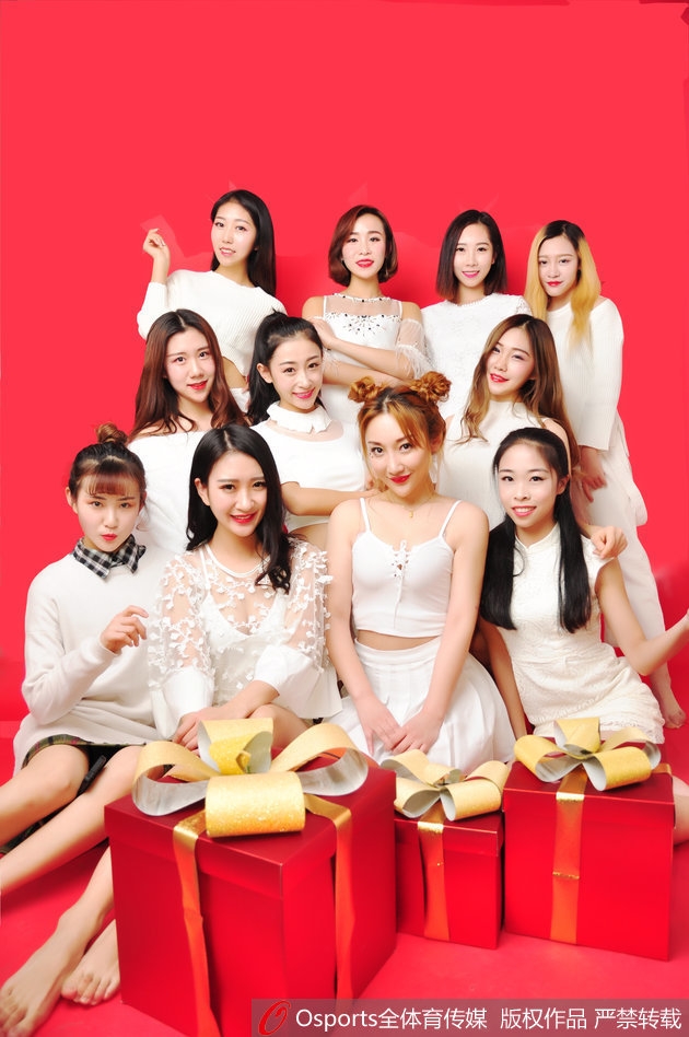 在室内柔和的光线下，这位篮球宝贝展现出更为温柔的一面。她身着简约的灰色针织衫，微微侧头，眼神柔和地看向远方，波浪长发自然地垂落，宛如邻家姐姐般亲切可人。