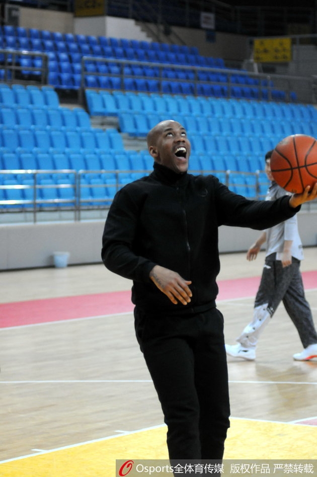 马布里在罚球线附近跳起投篮，出手的瞬间目光如炬紧盯着篮筐，那标准的投篮手型仿佛是雕刻在空气中的艺术品。