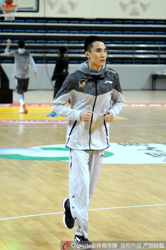 核心外援吉布森在训练中持球突破，他身形矫健如猎豹，面对防守球员的干扰，眼神坚毅地寻找上篮机会。