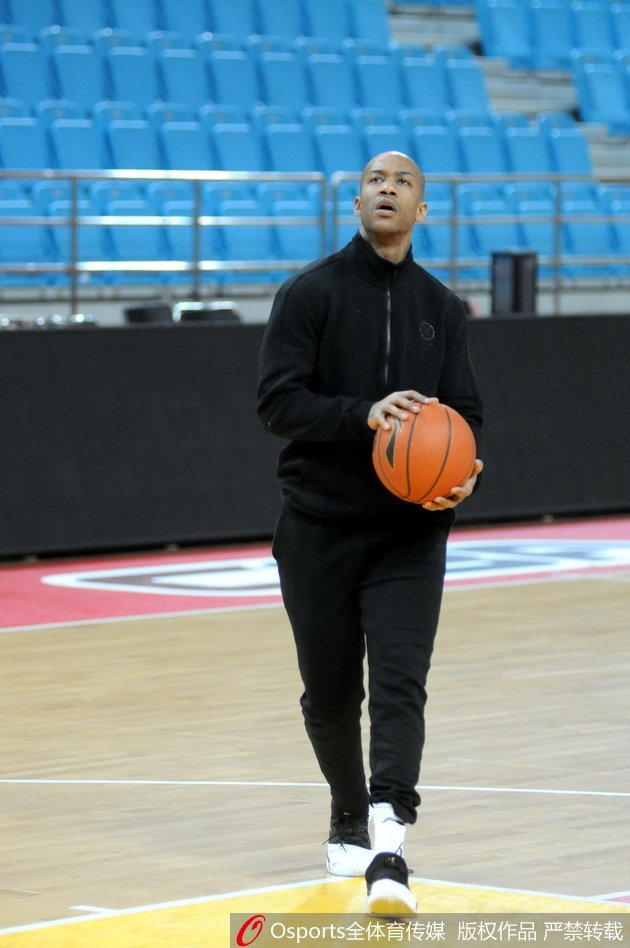 训练场上，四十岁的马布里咬紧牙关，用标志性的犀利突破撕裂防守，仿佛瞬间回到了十八岁那个无所不能的‘独狼’岁月。