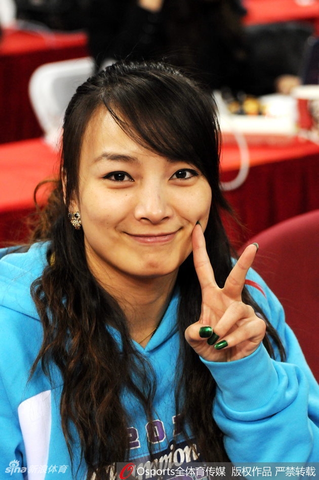 北京队球星孙悦在场上持球进攻，他的神情坚毅而专注，身披战袍的他在全明星舞台上总是能贡献出令人难忘的表演。