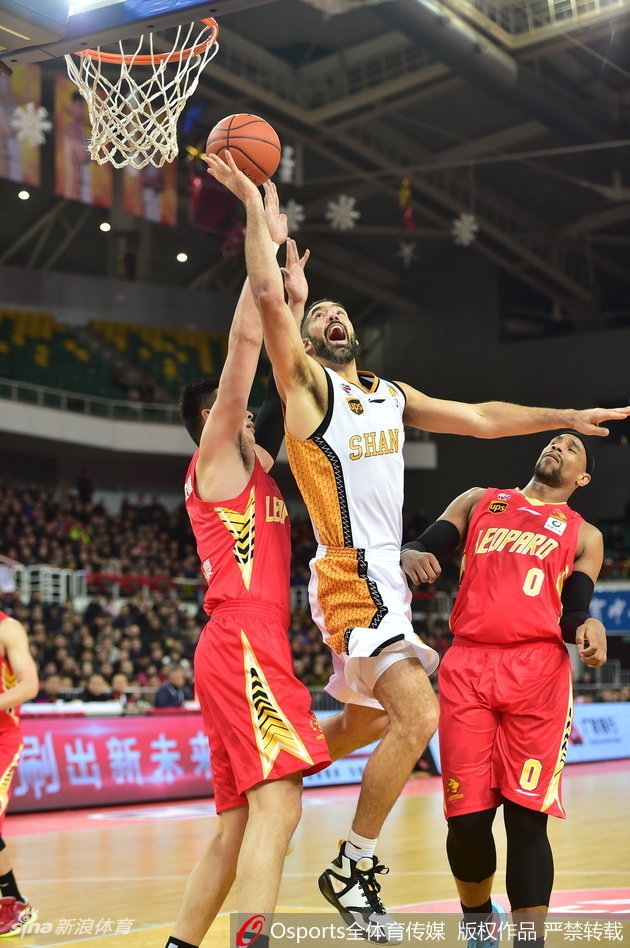 邢志飞惊天大帽瞬间，篮球被狠狠摁在篮板上，顾全脸上写满难以置信