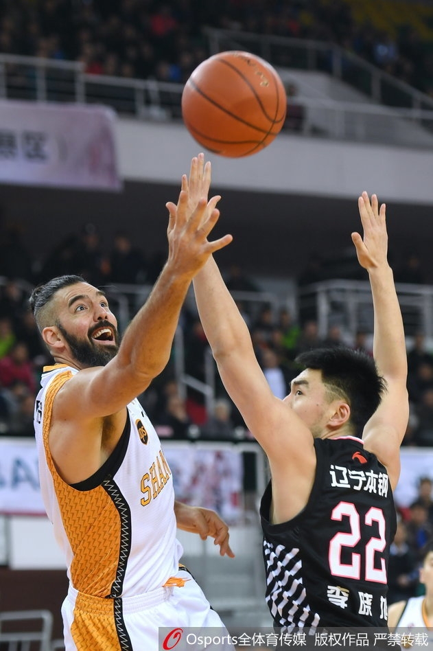 哈德森在山西队球员严密防守下强行突破,眼神中透露出必胜的决心,篮球在指尖旋转仿佛凝聚了全场的焦点。