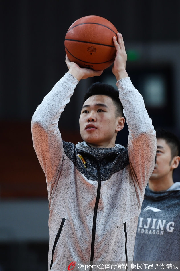 热身间隙，马布里目光专注地凝视着远方，汗水沿着他标志性的光头滑落。他身后是刻苦训练的年轻队友，这一刻的老马像一位真正的导师，用自己的职业态度无声地感染着这支全新的队伍。