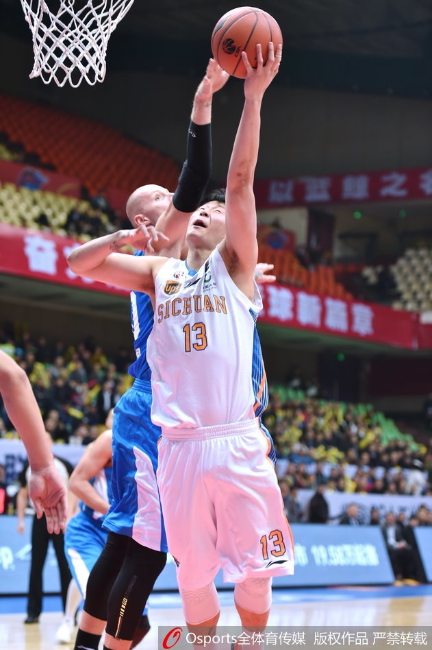 中场休息时，青春活力的篮球宝贝们闪亮登场，她们用热情四射的舞蹈点燃了全场气氛，为紧张激烈的赛场增添了一抹亮色。