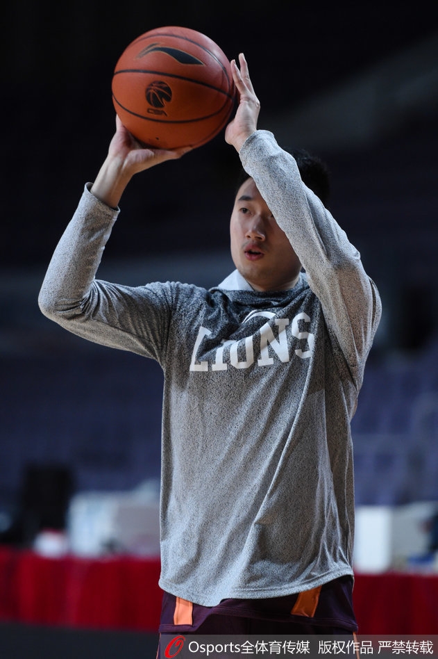 训练结束福特森心情大好,挥手致意间仿佛已对胜利胸有成竹