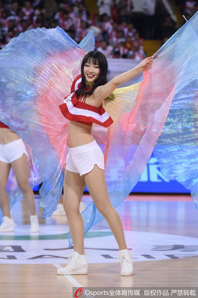 精灵啦啦队集体亮相，尖耳装饰与俏皮舞姿萌翻全场