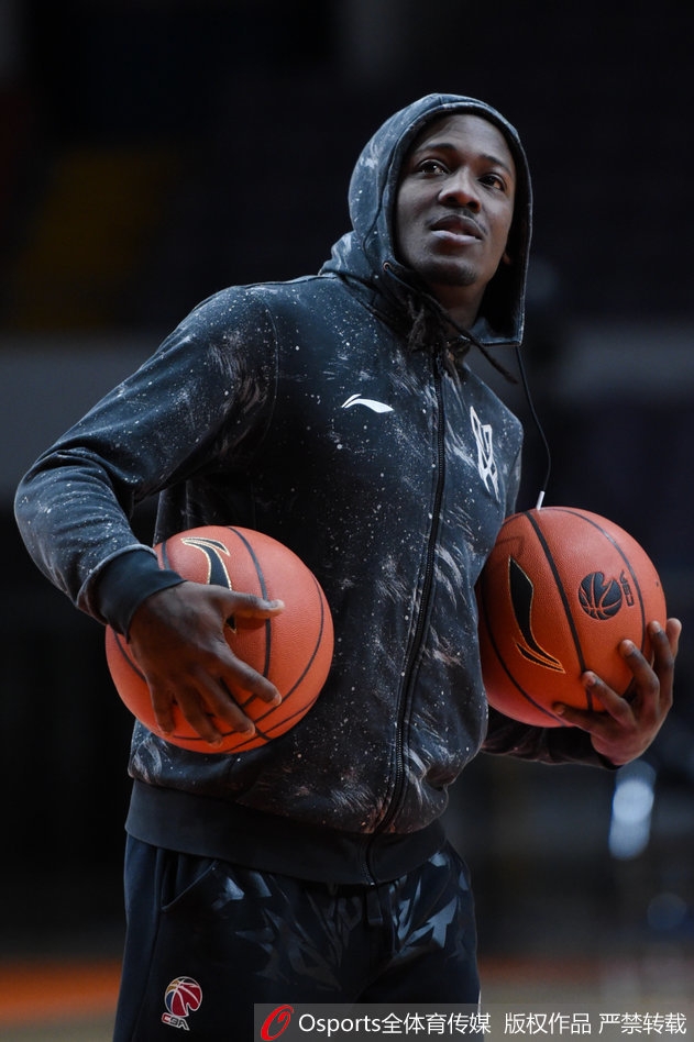 面对镜头福特森搞怪停不下来,吐舌挤眼展现顽童本色