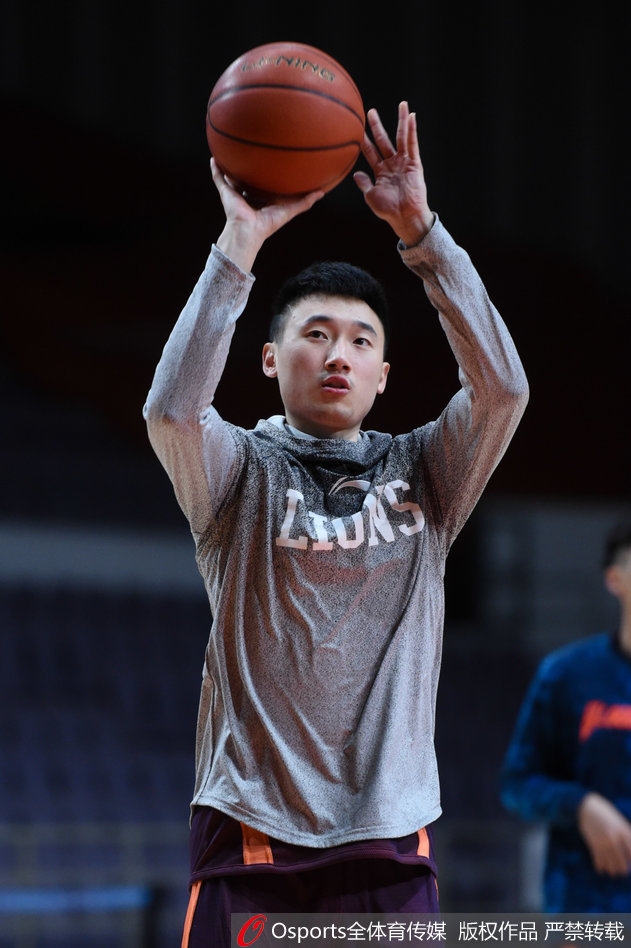 辫子哥福特森在训练中咧嘴大笑,搞怪表情逗乐全场队友