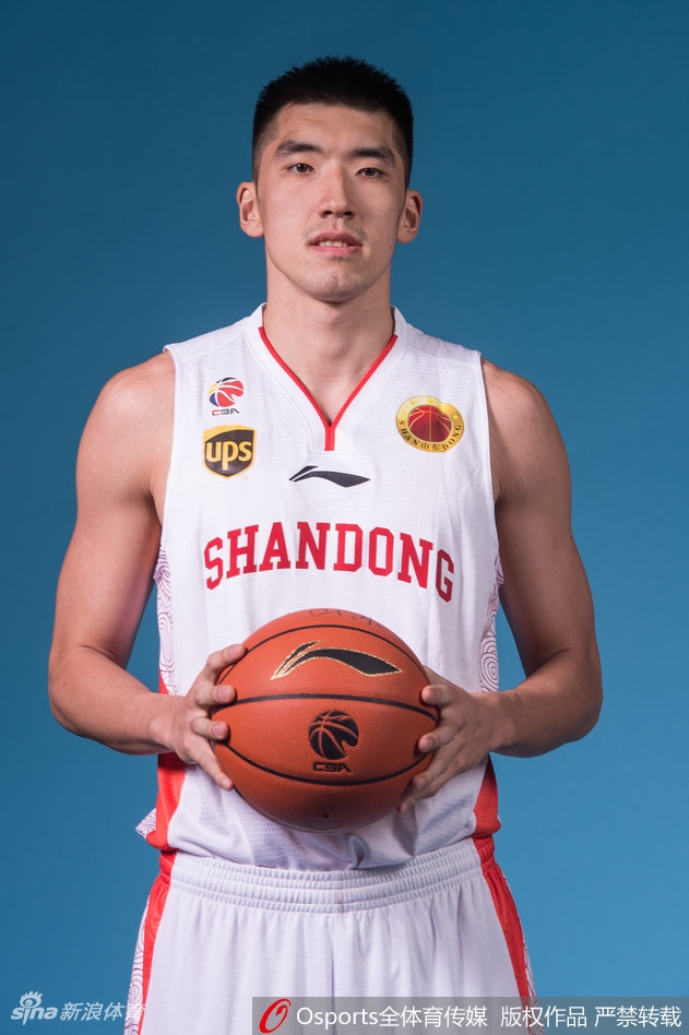 方硕在严密防守下冷静施射，皮球离开指尖的瞬间，他的眼神依然死死地盯着远处的篮筐。