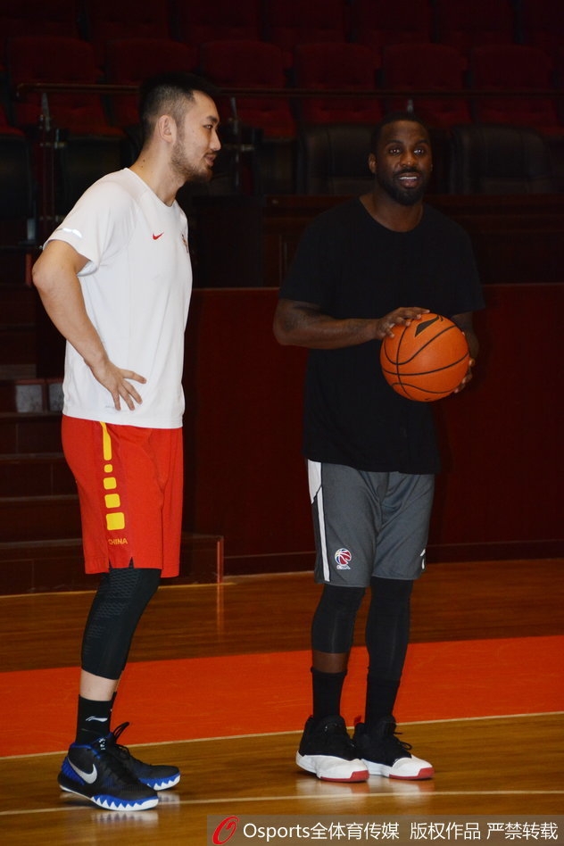 训练间隙，王汝恒为队友潘宁递上毛巾，细节之处见真情，兄弟情谊在点滴中汇聚。