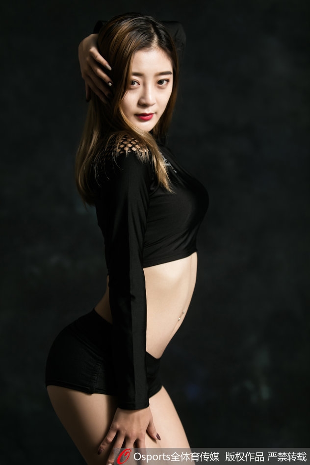 两位队员在训练间隙的合影,紧身的表演服完美勾勒出她们挺拔的身姿和优越的身体线条,姐妹情深溢于言表