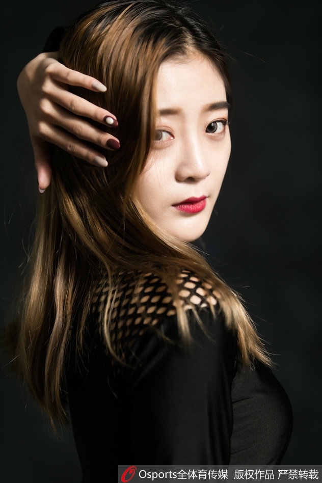 镜头捕捉到啦啦队员侧身回眸的瞬间,修长的身材与精致的五官相得益彰,飞扬的马尾辫洋溢着青春的活力