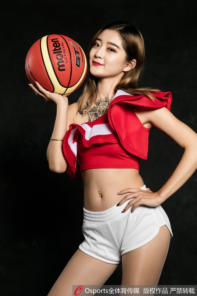 XTM队员在休息间隙的抓拍，侧身回眸，五官精致立体，背景虚化更凸显人物的娇美神态