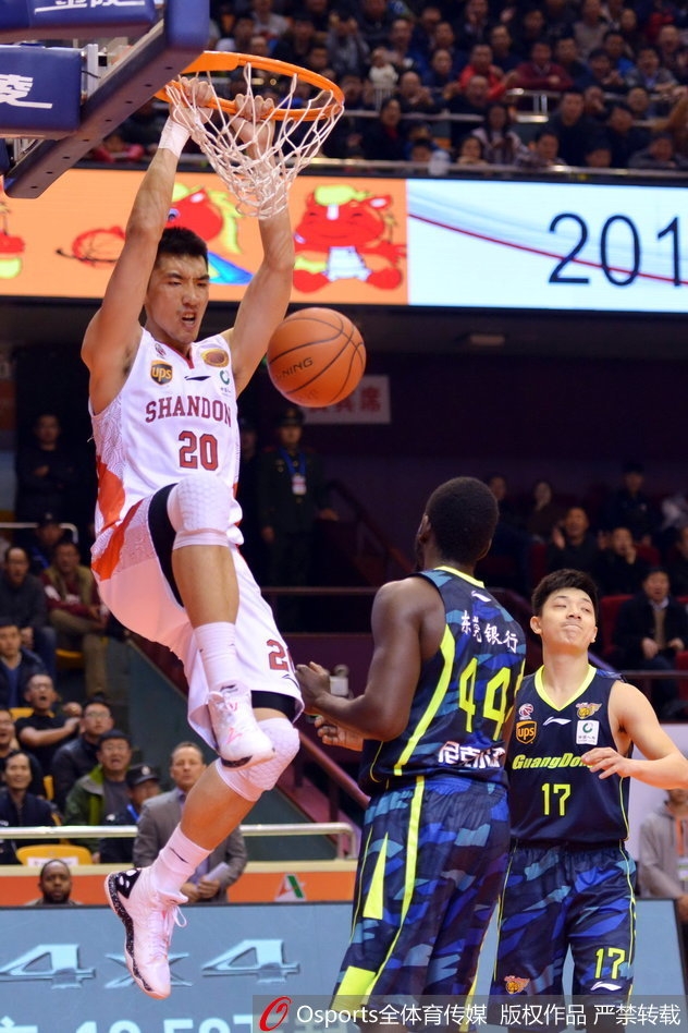 山东男篮悍将张庆鹏运球推进，眼神犀利，时刻准备给对手致命一击
