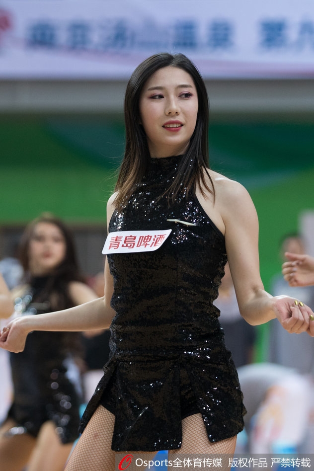 尽管汗水已浸透衣衫,但场上的篮球宝贝们依然保持着最富感染力的笑容,整齐地挥舞着手中的花球,她们的热情如同跳跃的火焰,持续为赛场升温。