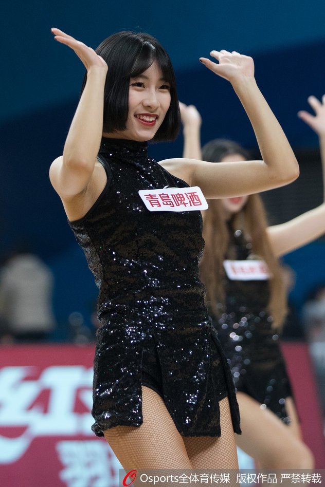 热舞间隙,一位篮球宝贝转身回眸,额前的发丝被汗水微微打湿,眼神中却透露出专注与坚定,展现了啦啦队员在激情表演背后的敬业精神。