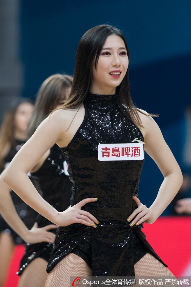 在场地中央,一位篮球宝贝高高跃起,修长的双腿在空中划出优美的弧线,仿佛挣脱地心引力,将她无尽的活力与热情毫无保留地传递给看台上的每一位观众。