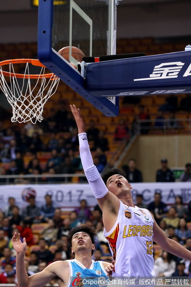 福建外援史密斯面对防守，以极快的第一步启动突破，滞空拉杆上篮展现出顶级身体素质。