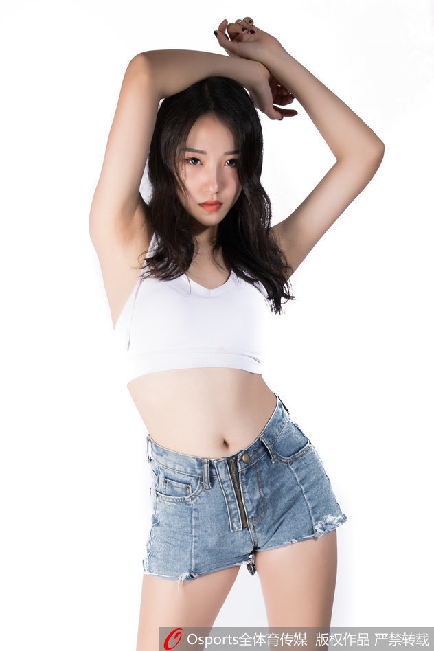 江苏KDancer篮球宝贝身姿挺拔，眼神专注，在光影交错中定格下训练间隙的自信瞬间