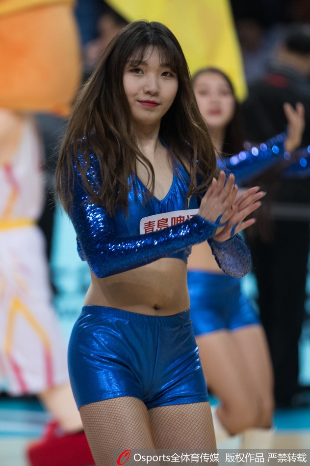 在这张特写中,领舞的女孩眼神坚定而自信,双手高举打着响指,仿佛指挥着全场的呼吸节奏,火辣的身材在聚光灯下显得格外撩人。