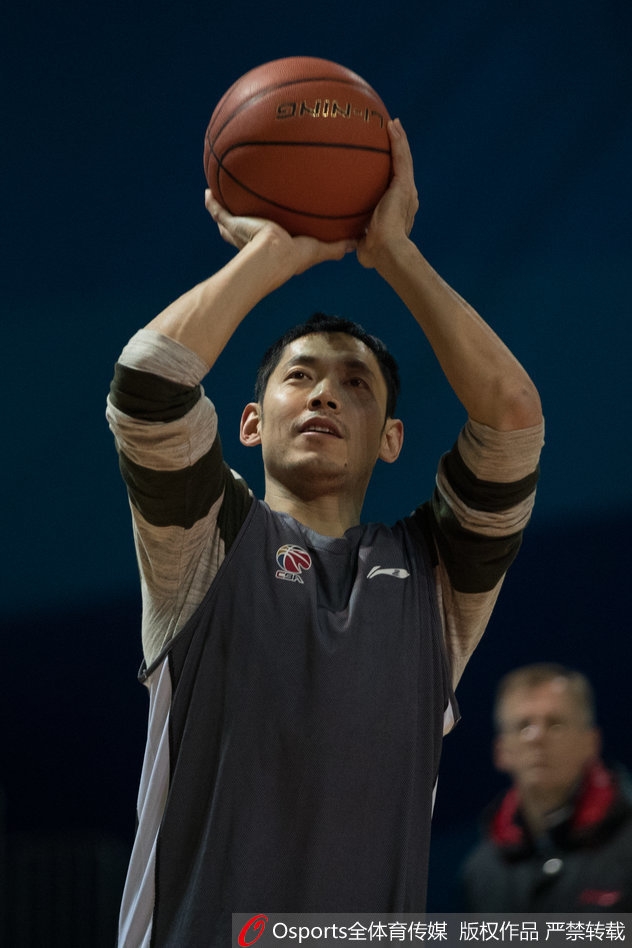 山东高速队球员在训练间隙围在一起,丁彦雨航站在中间比划着什么,似乎在与大家分享刚才那个神奇进球的秘诀,气氛非常融洽。