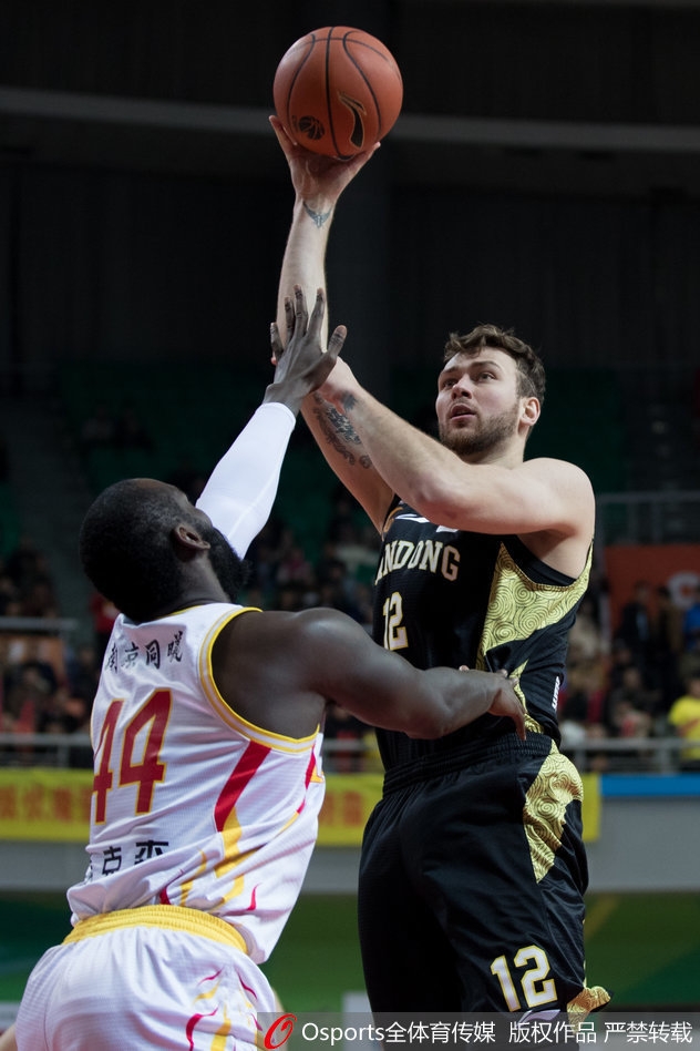 丁彦雨航在三人包夹下强行突破，眼神中透露出MVP独有的坚毅与杀气