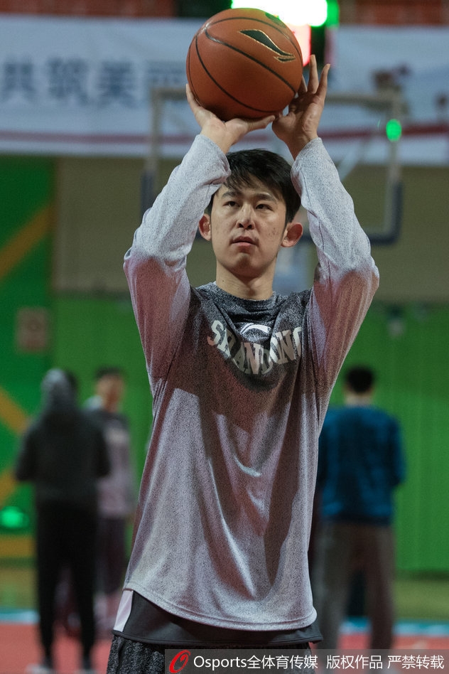 训练结束后,丁彦雨航加练投篮,汗水湿透了训练服,但他依旧专注地出手,身后的巨大海报仿佛映衬出他扛起山东队前行的坚定背影。